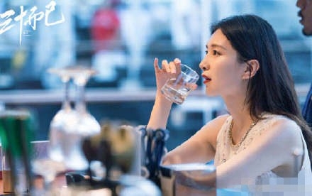 江疏影在线发文：海王是什么？