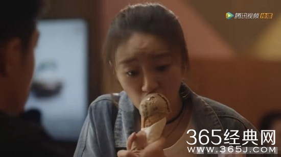 《三十而已》舔许幻山冰淇淋的林有有是谁饰演的？