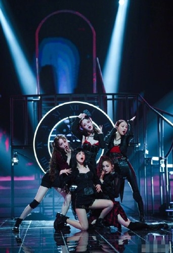 花样年华舞台上热搜 网友惊呼：看得起鸡皮疙瘩