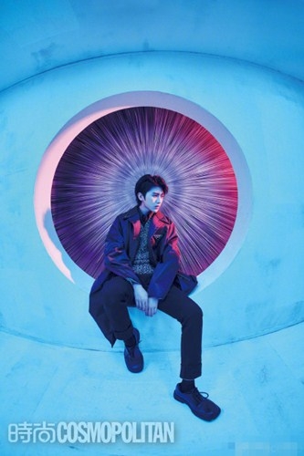 蔡徐坤《时尚COSMO》八月刊封面曝光  鱼眼镜头封面帅呆了