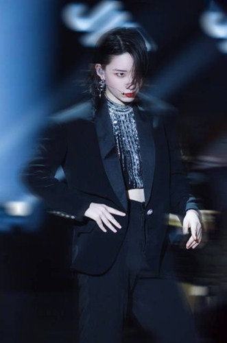 李斯丹妮墨镜杀solo  网友惊呼：果然女人帅起来没男人什么事儿了