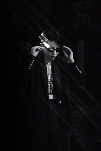 李斯丹妮墨镜杀solo  网友惊呼：果然女人帅起来没男人什么事儿了