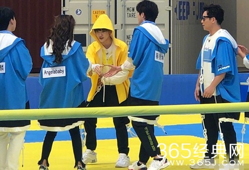 跑男青岛路透照曝光  蔡徐坤周震南同框超养眼