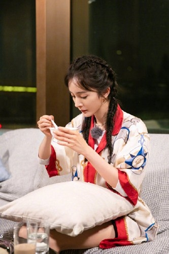 杨幂再爆金句：凭什么要别人了解你的辛苦