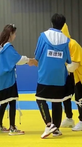 跑男青岛路透照曝光  蔡徐坤周震南同框超养眼