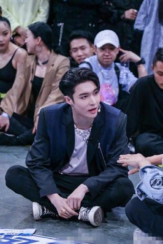 张艺兴街舞被蓝盈莹、金晨夸赞，称：我也想把地板跳出坑