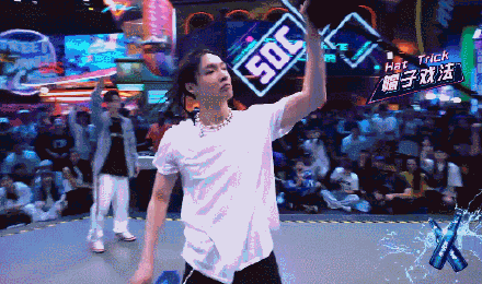 金晨发文为张艺兴打call，张艺兴回应称：甩头的时候注意脖子 不然容易扭到