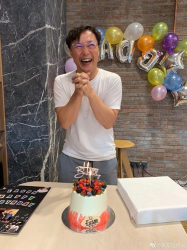 陈奕迅零点晒照，祝自己生日快乐，并发文称：咦！好像很瘦呢