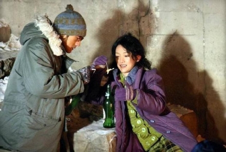 陈坤转发金城武用烟给周迅点烟花的微博，并发文称：浪漫呀