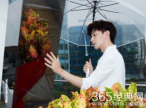 邓伦雨中天台大片曝光  网友惊叹：太帅了！