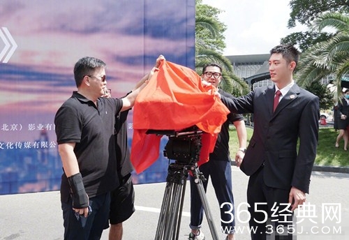 黄景瑜身穿检察官制服现身《检察风云》开机仪式