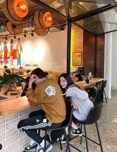 华谊千金王文也晒美照，笑容甜美，疑似恋爱