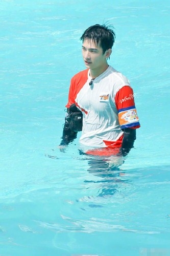 杨洋胸肌上热搜  这到底是怎么回事？