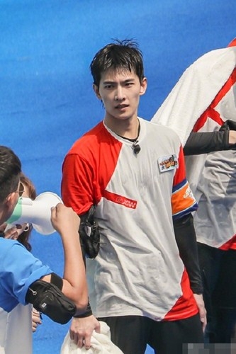 杨洋胸肌上热搜  这到底是怎么回事？