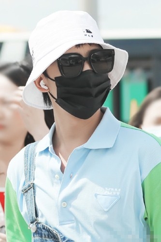 杨洋身穿背带裤现身机场，网友惊呼：太帅了！