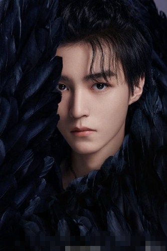 TFBOYS七周年演唱会黑色羽毛造型曝光