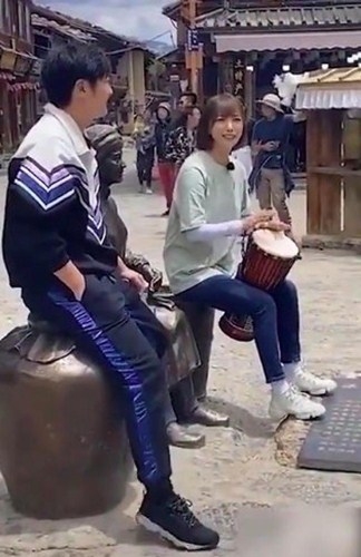 文旅局回应郭京飞王珞丹坐雕像：非文物