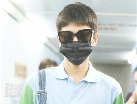 杨洋身穿背带裤现身机场，网友惊呼：太帅了！