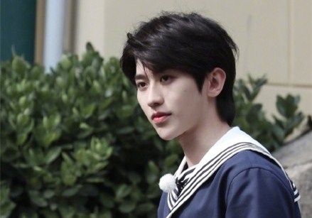 蔡徐坤f发文暖心回应粉丝生日祝福