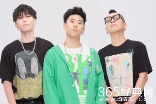 花儿乐队重组，网友表示：主唱不再是大张伟，爷青结！