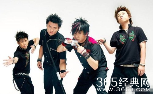 花儿乐队重组，网友表示：主唱不再是大张伟，爷青结！