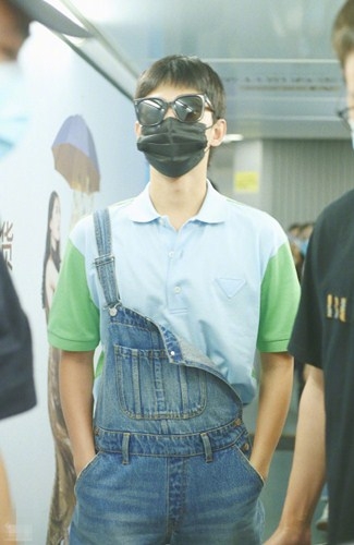 杨洋身穿背带裤现身机场，网友惊呼：太帅了！