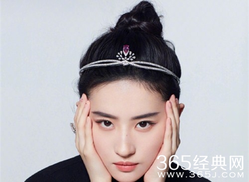 刘亦菲晒最新写真照，网友惊叹：你是公主吧！