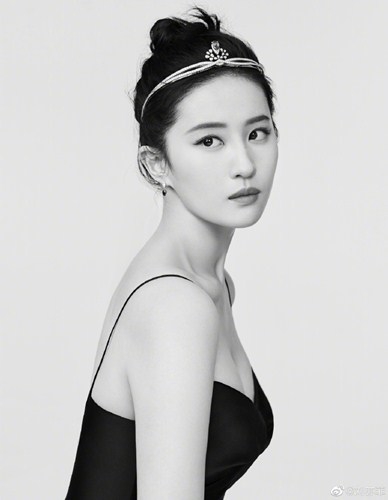 刘亦菲晒最新写真照，网友惊叹：你是公主吧！