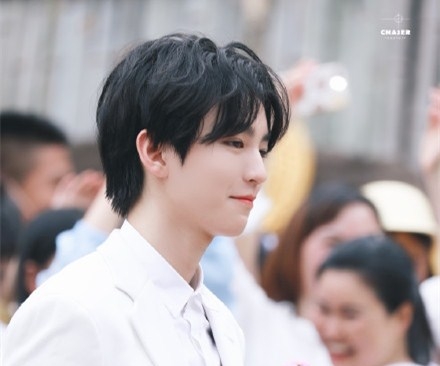 路人看到王俊凯的表情上热搜，这是怎么回事？