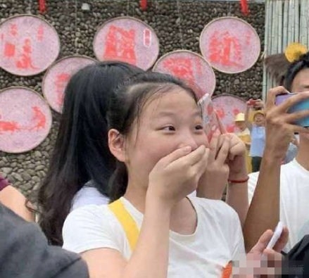 路人看到王俊凯的表情上热搜，这是怎么回事？