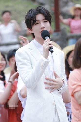 王俊凯白色西装生图 网友惊叹：帅呆了！