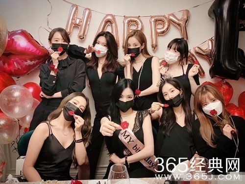 少女时代为庆祝出道13周年纪念日合体出镜