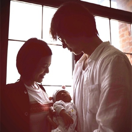 东方卫视主持人陈辰晒全家照，宣布生女