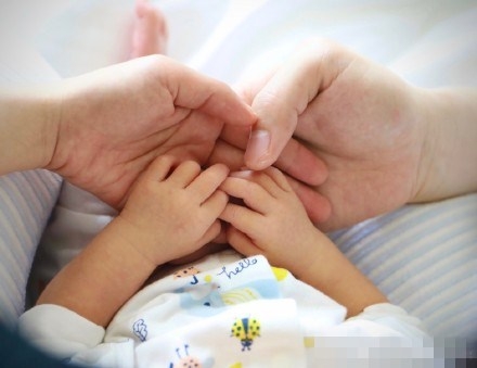 东方卫视主持人陈辰晒全家照，宣布生女