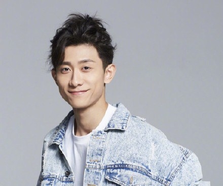 与张一山牵手的短发女子疑似是大学时期女友白雪