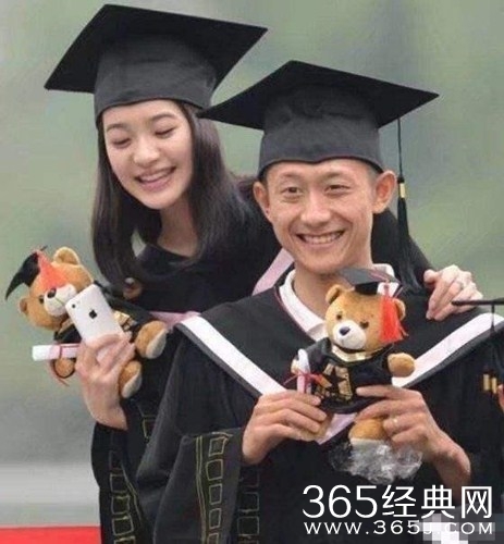 与张一山牵手的短发女子疑似是大学时期女友白雪