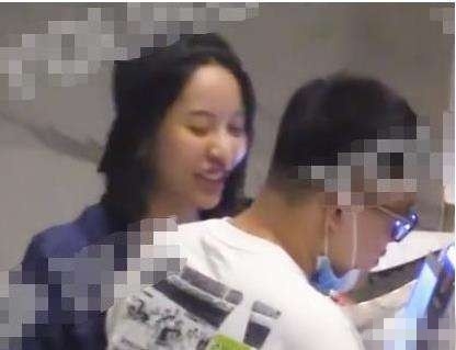 与张一山牵手的短发女子疑似是大学时期女友白雪