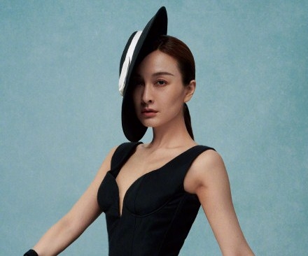 吴昕VOGUE复古大片曝光，身穿黑色礼服裙显知性