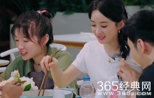 《中餐厅4》赵丽颖扒拉菜，被网友批没素质