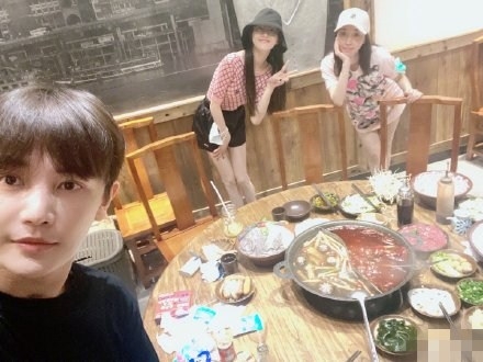 罗晋为唐嫣孙坚聚会订火锅  唐嫣素颜状态好