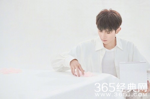 王源新歌《花瓣》MV上线  被夸赞创意满满