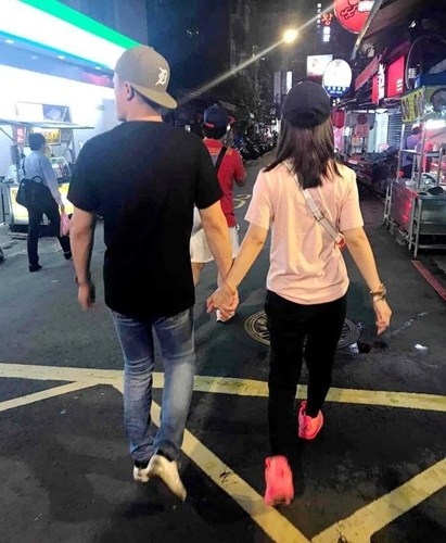 林心如霍建华庆祝结婚四周年  林心如娇羞捂脸靠在霍建华身上