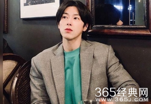 郑允浩新发明：不用脱鞋进房间工具