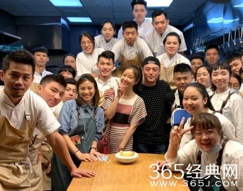 林心如霍建华庆祝结婚四周年  林心如娇羞捂脸靠在霍建华身上