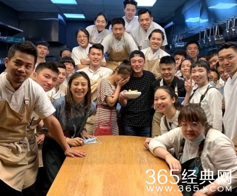林心如霍建华庆祝结婚四周年  林心如娇羞捂脸靠在霍建华身上
