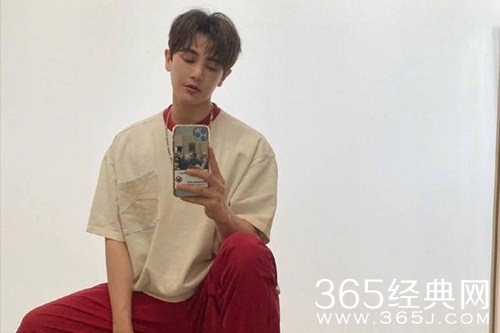 宋祖儿送孙坚三根鸭舌，二人互动趣味十足