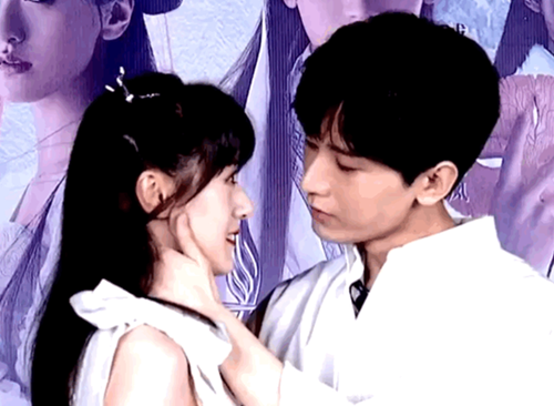 袁冰妍回应直播中亲成毅：当演员不能去害羞什么