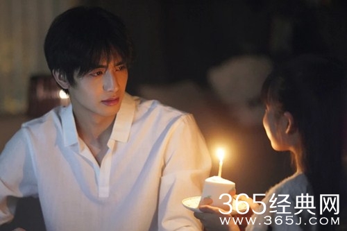 《以家人之名》凌霄和贺子秋出国九年未归的原因是什么？