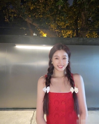 虞书欣吐槽公司后期滤镜：戴这么厚滤镜看我