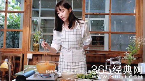 “美食博主”关晓彤再次上线了 分享自制改良版螺蛳粉